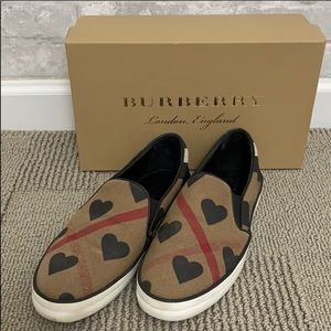 Burberry flats special edition 🖤🖤🖤🖤🖤🖤